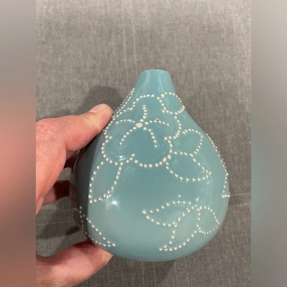 Crate & Barrel stitch flower vase, 4 inches,teal color, good condition.